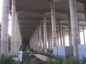 Eine Landebahn auf Stelzen
