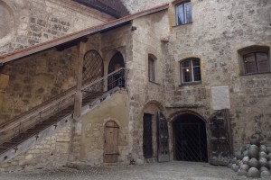 Innenhof mit Kugeln